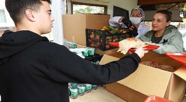 Efes Selçukta öğrencilere Gıda Dayanışması ve Öğrenci Otobüsü desteği