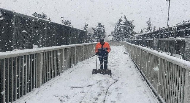 İstanbulda Karla Mücadele Sürüyor: İBB Tam Kadro Sahada