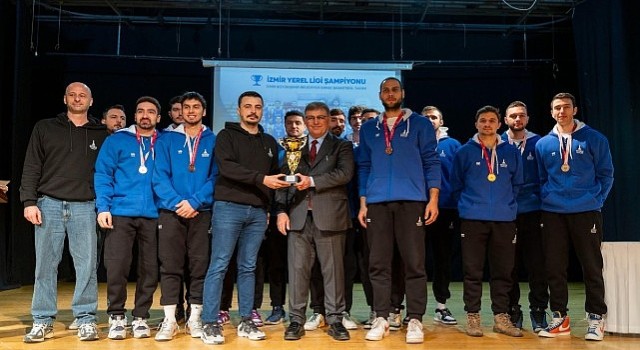 Şampiyonlar kupalarını Başkan Cemil Tugaya teslim etti