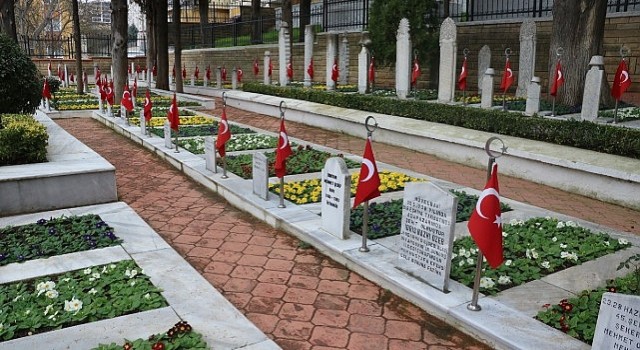 Türkiyenin en bakımlı şehitliğinde çiçekler açtı