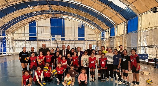 Başkan Topaloğlundan geleceğin voleybolcularına ziyaret