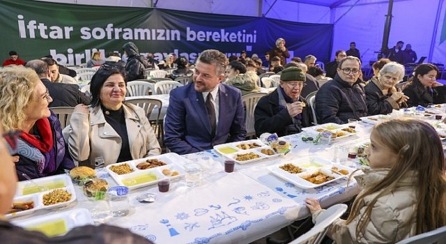 Buca Belediyesinin iftar çadırına yoğun ilgi