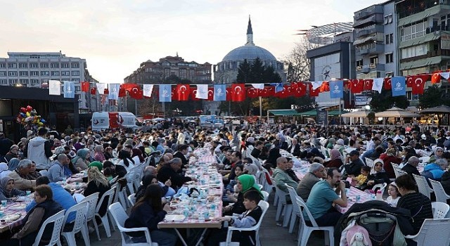Büyükşehirin iftar sofrası her gün 3 bin kişiyi ağırlıyor