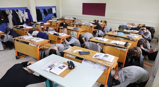 Deprem Haftasında öğrenciler olası afetlere karşı deneyim kazandı; Büyükşehir, öğrencilere afet bilinci aşılıyor