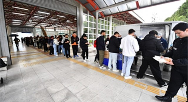 İzmirde öğrencilerin yanında Büyükşehir var