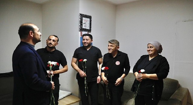 Tıp Bayramında Sağlık Çalışanlarına Karanfil Dağıtıldı