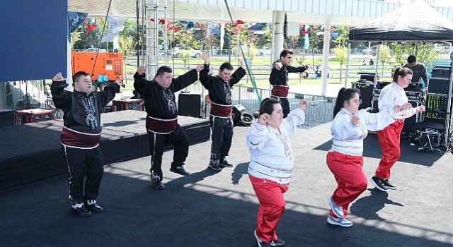 23 Nisanda sahne çocukların, coşku hepimizin