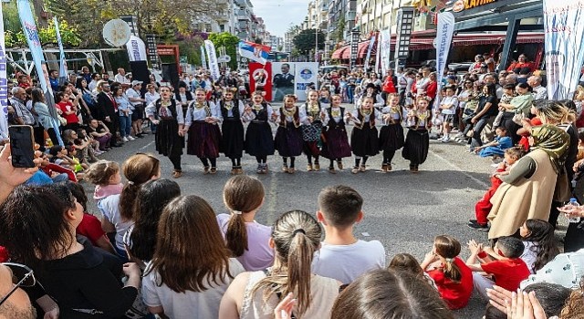 7 ülkeden çocuklar 23 Nisanı Yenişehir sokaklarında kutladı