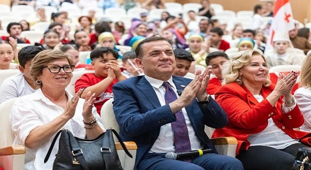 Başkan Abdullah Özyiğit ve Meclis Üyeleri koltuklarını çocuklara devretti