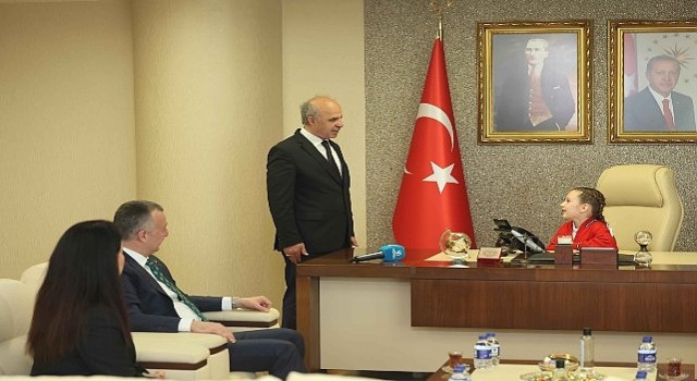 Başkan Büyükakın geleneği bozmadı: Çocuk Bayramında Başkan Damla oldu