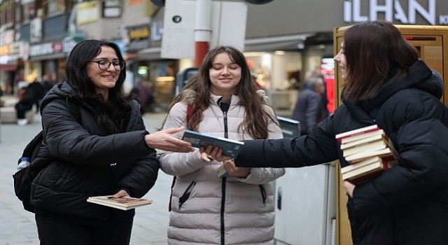 Cumhuriyet Bulvarı nda kitap sürprizi