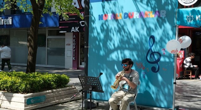 Cumhuriyet Bulvarında 23 Nisana özel ”Notalı Duraklar”