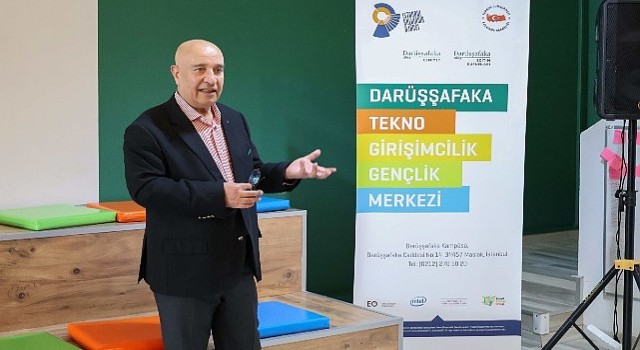 Darüşşafakalı Yazar İsmail Hayri Cemin yeni kitabı için imza günü düzenlendi