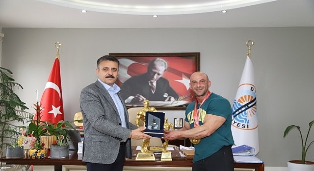 Dikili Belediyesinin Gururu Yılmaz Acar Başarıdan Başarıya Koşmaya Devam Ediyor