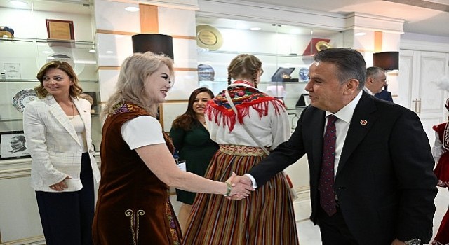 Dünya çocukları Başkan Muhittin Böceki ziyaret etti