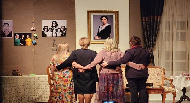 Gölcüklü Kadınların Tiyatro Performansı Hayran Bıraktı