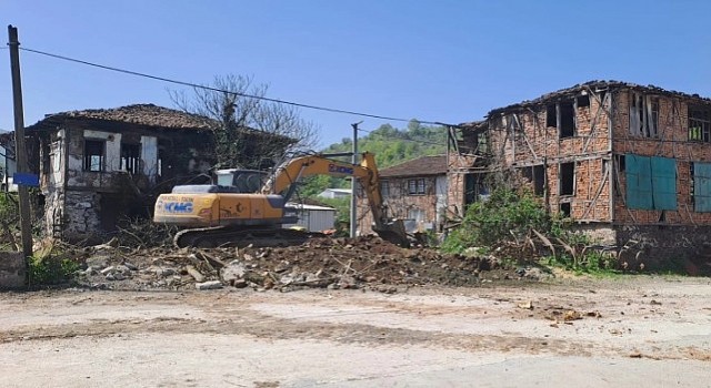 Gölcükte Riskli Yapılar Birer Birer Yıkılıyor