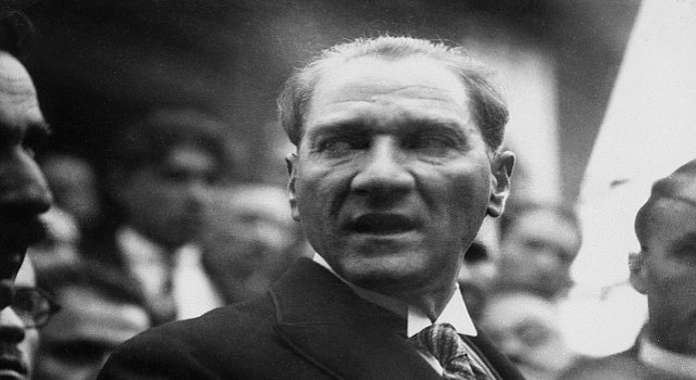 ”Karanlıkta Akan Bir Yıldız: Mustafa Kemal Atatürk”