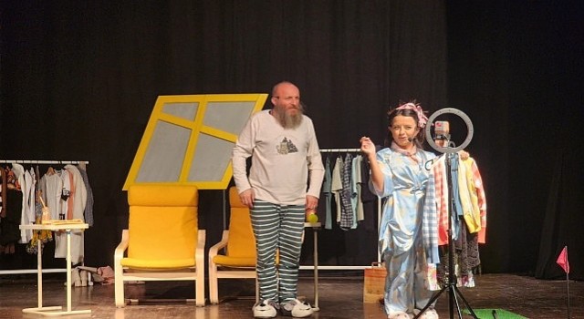 ”Parça Tesirli Pazarlar” Gölcükte Kahkaha Dolu Bir Gece Yaşattı