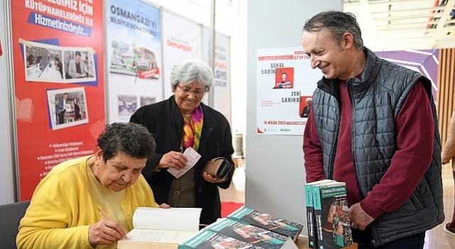 Şenal Sarıhan ve Zeki Sarıhana kitapseverlerden yoğun ilgi
