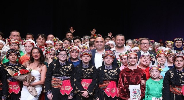 220 dansçı Kuşak ile hem duyguları hem figürleri sahneye taşıdı