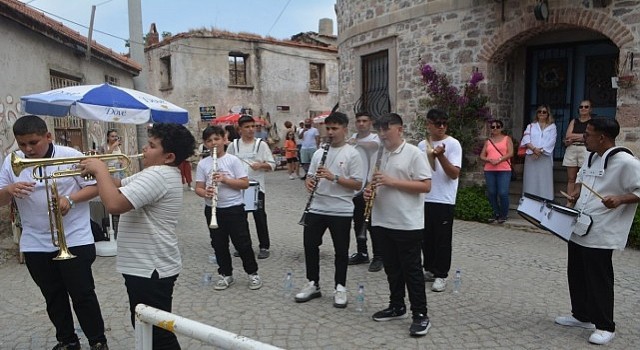 8. Teferic Şenlikleri Küçükköyde Binlerce Kişinin Katılımıyla Coşku Dolu Sona Erdi!