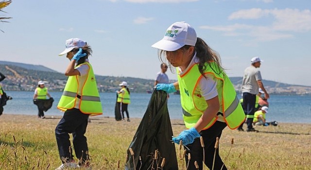 Aliağada Öğrencilerle Kıyı Temizliği ve Geri Dönüşüm Eğitimi