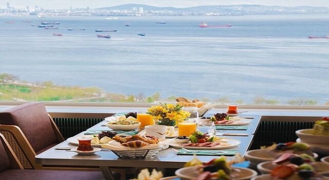 Anneler Günü nde Marmara Denizi Manzarasında Brunch Keyfi
