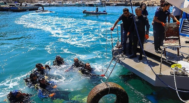 Antalya Büyükşehir Belediyesinden Kaleiçi Yat Limanında deniz dip temizliği