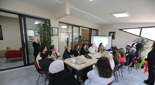 Bayraklıda kadınlar danışma merkezi atölyelerinde buluşuyor