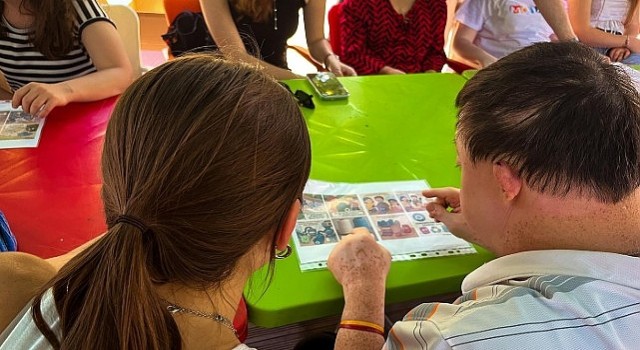 Bornovada bağlar sevgiyle örüldü