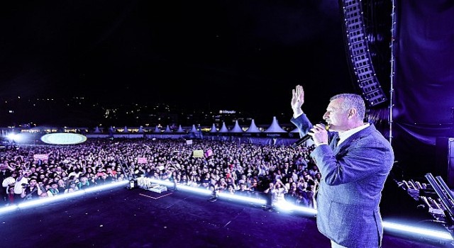 Büyükakından, gençlere övgü:”Harikasınız!”