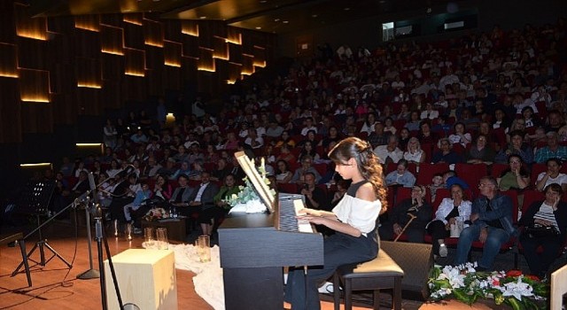 Dikilide küçük yıldızlar büyük alkış aldı