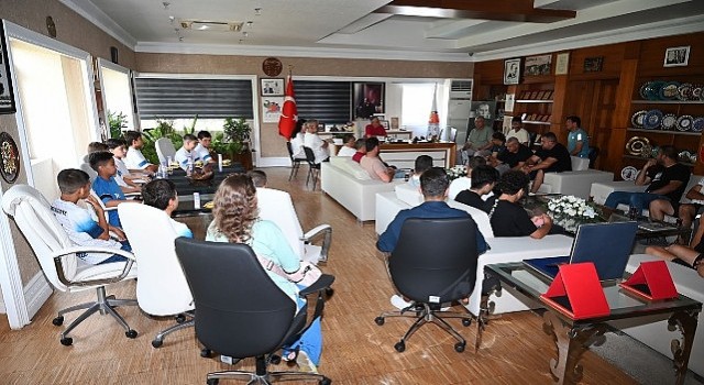 Futbolcu ve velilerden Başkan Topaloğluna teşekkür ziyareti