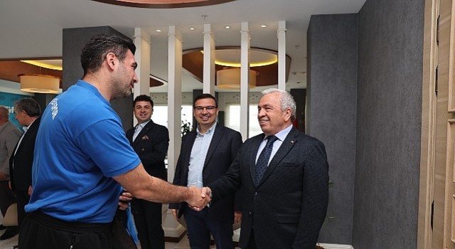 Hentbolcular başarılarını Başkan Şadi Özdemirle paylaştı