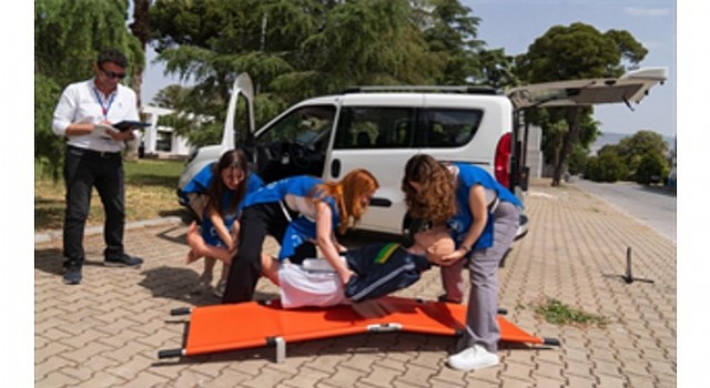 İlk Yardım Uygulama Turnuvasında zamanla yarıştılar