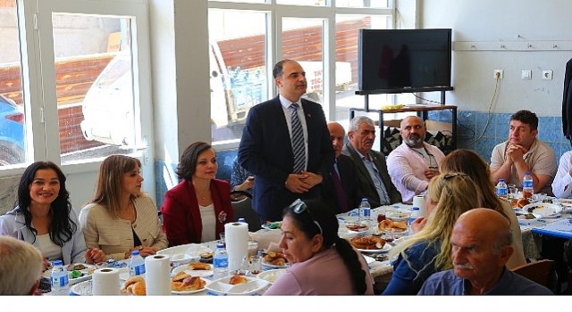 Karabağlarlı muhtarlardan Başkan Kınaya sürpriz kahvaltı