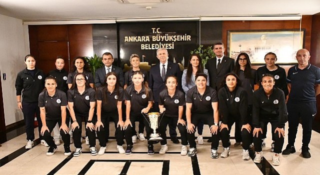 Kupa Mansur Başkanın Ellerinde