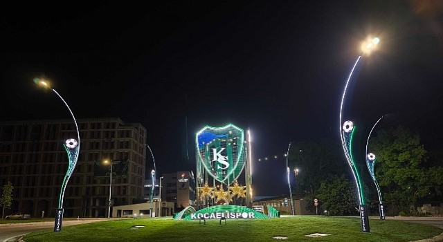 Stat kavşağını Kocaelispor un arması aydınlatıyor
