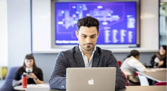 Türkiyeden İngilizce öğretmenlerinin yapay zeka ile öğrenmeyi geliştirmelerine yardımcı olacak ücretsiz materyaller