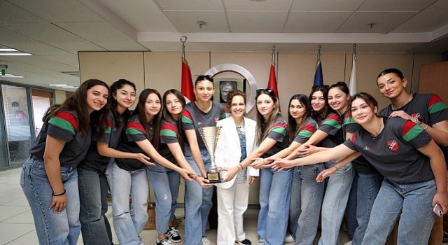 Voleybol ve yüzmede Karşıyaka rüzgarı esti