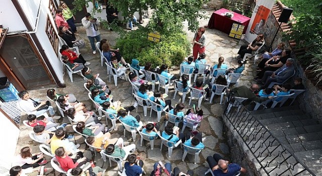 Yazar Karamuti Misi Yazıevinde öğrencilerle söyleşi yaptı