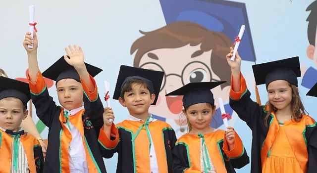 Ahlatlıbelde Çankayalı Çocukların Mezuniyet Sevinci