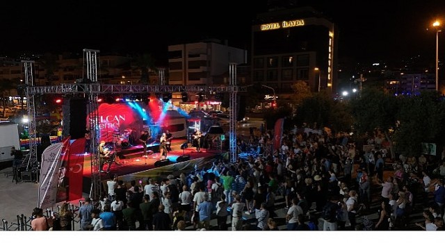 Başkan Çerçioğlu Vatandaşları Kuşadasının Eşsiz Mavisinin Eşliğinde Sanatın Ritmiyle Buluşturdu