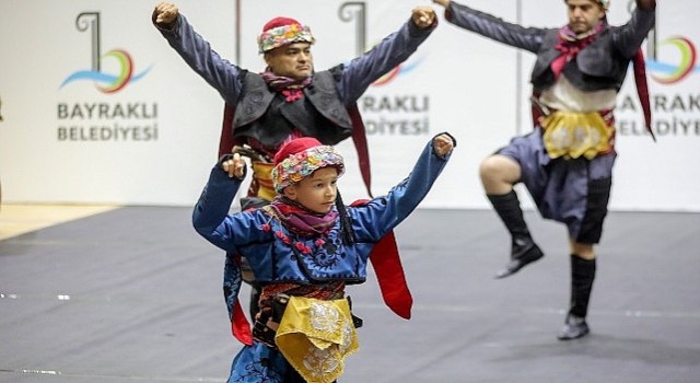 Bayraklıda halk dansları gösterisi nefes kesti