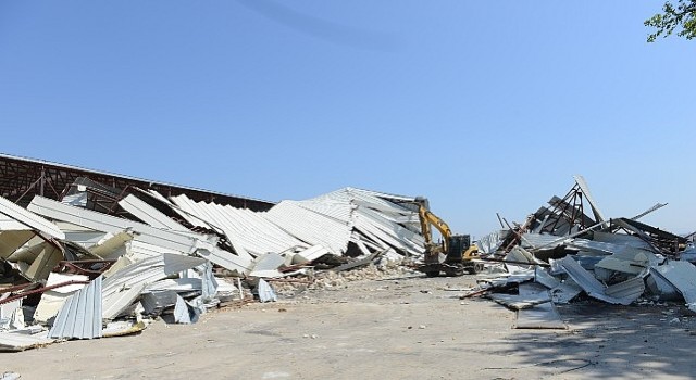 Çalı&#39;da 2 bin 300 metrekarelik kaçak depo yıkıldı