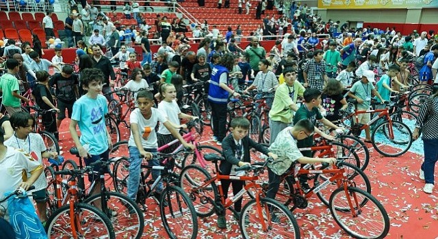 Canikte Camiler Çocuklarla, Çocuklar Hediyelerle Buluşuyor!