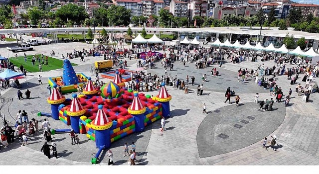 Çocukların neşesi Milli İrade Meydanını sardı