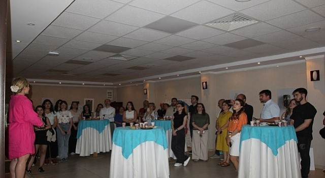 Egeli Eczacılık öğrencileri atık ilaç kutularını sanata dönüştürdü