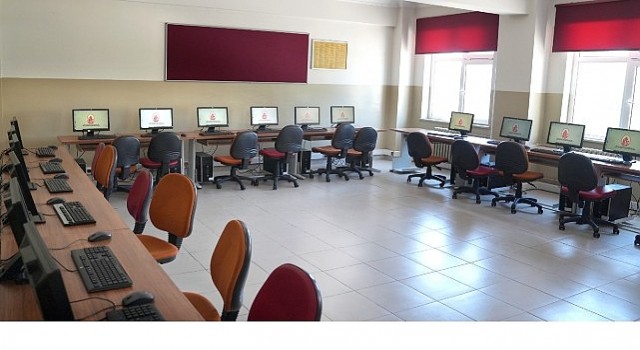 İETTnin gençlere teknoloji desteği sürüyor.